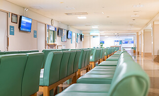 病院の待合室のイメージ画像
